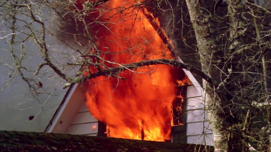 房子着火现场从窗户冒火近距离实拍4k视频