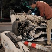 自贡丹桂大街发生一起车祸,轿车底朝天,撞得稀巴烂!