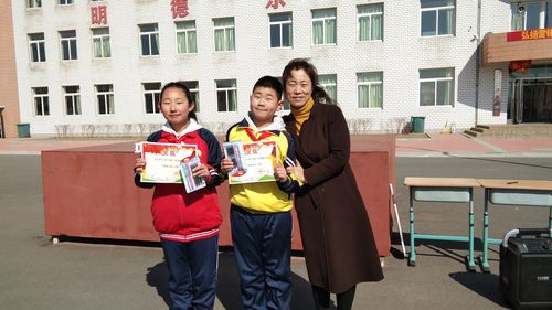 王艺彤,李宝绅两位同学均获得辽阳市书画大赛二等奖,老师为你们高兴