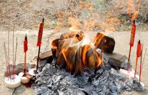 人死后为何要烧纸流传千年的传统习俗并非只是迷信
