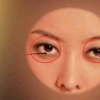 有着三白眼的女性不适合:所谓的三白眼就是眼白较多,黑色瞳孔较小