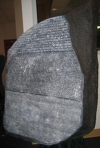 这块石碑之所以重要是它的出现直接导致了古埃及象形文字的破译.