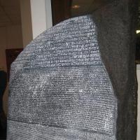 这块石碑之所以重要是它的出现直接导致了古埃及象形文字的破译.