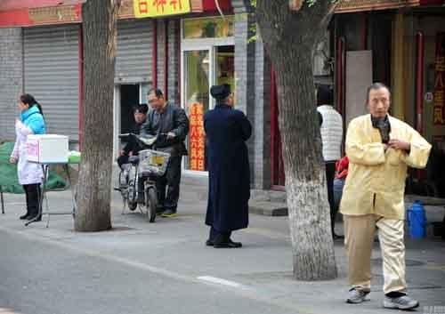 北京算命一条街生意火爆 穿着道袍拜观音