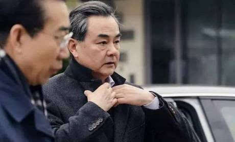 王毅生在北京,长在皇城根下,从小就对政治很敏感.