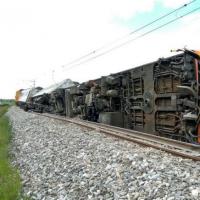 台湾东部一列车在花莲县出轨 多人受伤