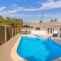 房子里有一个很大的游泳池,在洛杉矶,这是一个增值因素.