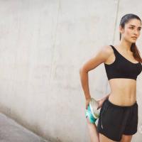 拉伸对她如何完善身体形态的女跑步运动员城市体育概念