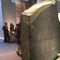 埃及罗塞塔石碑被英法两国抢夺碑上神秘文字困扰西方人多年