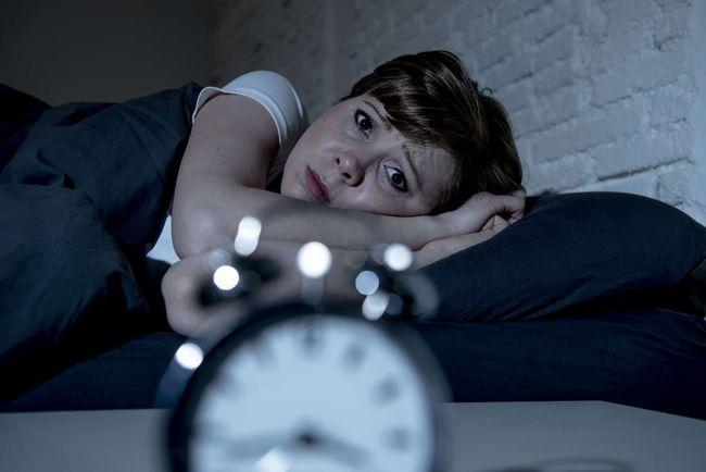 失眠前期表现为入睡难,睡眠浅并且表现为半睡半醒,或者是醒后很难睡着