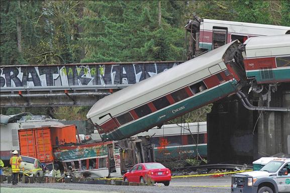 美国列车出轨导致3人死亡