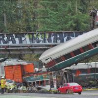 美国列车出轨导致3人死亡