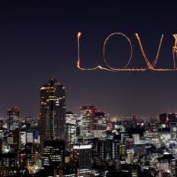 晚上庆祝在东京城市景观的爱情火花烟花