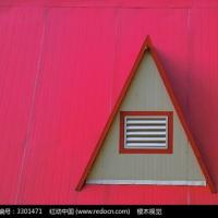 红色房顶窗扇