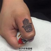 女生手指法蒂玛之手纹身