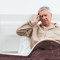 老年人晚上睡不着,要先找失眠的原因,别急着吃安眠药