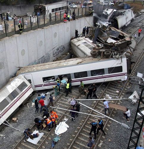 西班牙火车出轨致60人死 事故原因或为超速(组图)