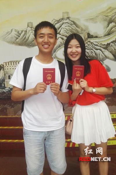 即将毕业的湘潭大学大四学生邱雨和男朋友去雨花区民政局领了结婚证