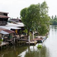 泰国传统的房子在河边的宁静