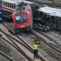 德国两列火车相撞出轨侧翻 致数十人受伤(高清组图)