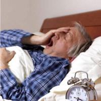 意识到了失眠对老年人的危害,那么,我们应该怎样预防和治疗老年人失眠