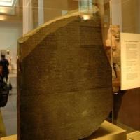 罗塞塔三种文字石碑:有助解读古埃及象形文