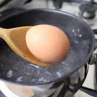 教你们两招检查鸡蛋新鲜度: 以手轻摇:无声的话还是新鲜的,有水声的话