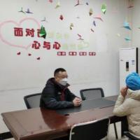 连线武汉为让心理咨询室更温馨上海医疗组在方舱医院做起了手工