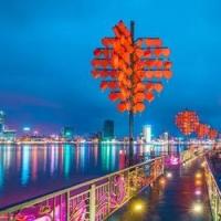 爱情码头是一座集餐厅,观光,酒吧于一体的游艇码头,位于汉河畔,龙桥