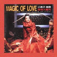 新的大片,其实是向赵薇22年前的《爱情大魔咒》专辑造型致敬.