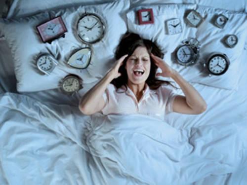 头脑中松果体分泌诱导睡眠的褪黑素,开着灯睡觉会影响入睡或引起失眠