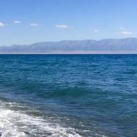 赛里木湖一望无际,水天一线,水浪拍岸让人有站在海边的错觉.