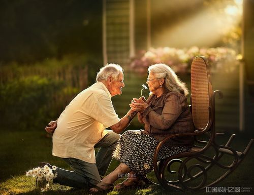 美丽而浪漫的照片是一首老年夫妇永恒的爱情插曲