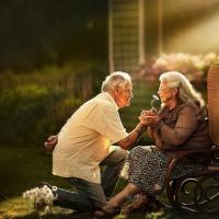 美丽而浪漫的照片是一首老年夫妇永恒的爱情插曲