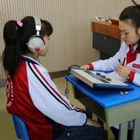 图为免费为特教学校的学生进行耳部专科检查和听力测试  本文来源