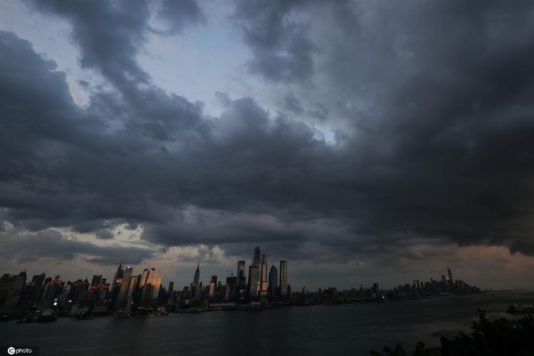 黑云压城城欲摧纽约曼哈顿天空乌云密布