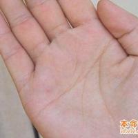 断掌是命理手相学中对手的掌纹的一种称呼.