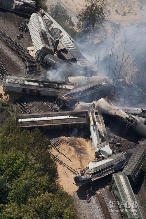 美国火车出轨引发大火百人疏散