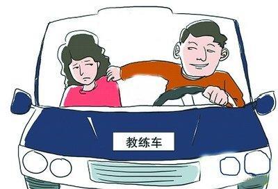 她在杭州一驾校学车时遭到教练揩油,教练多次碰其胸部,发送暧昧短信