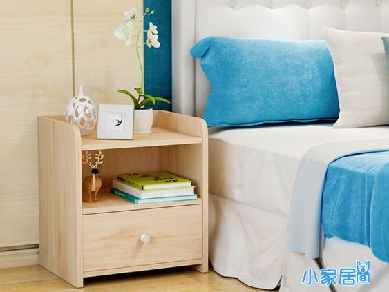 从风水学来说,已婚夫妇的房间床头柜宜摆一对,通常是床头的左右两侧各