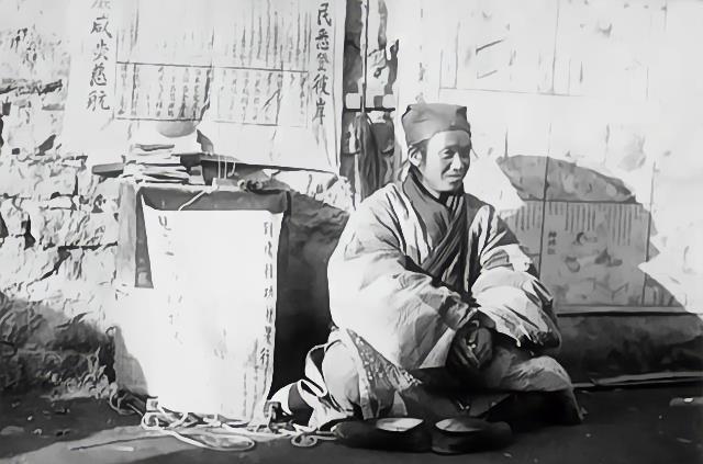 1929年,济南,路边算命的道士.