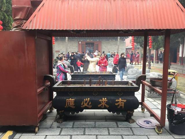 正与初三郑州城隍庙里市民排队上香祈福