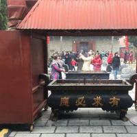 正与初三郑州城隍庙里市民排队上香祈福
