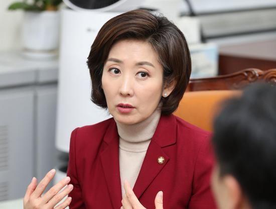 说起韩国政坛的女强人,人们第一个想起的可能是朴槿惠,稍微懂韩国的