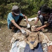 印尼可怕净尸节把死人尸体挖出精心打扮