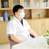 天台县人民医院神经内科副主任庞伟茂(左)正在心理咨询室开展心理