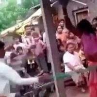 印度男子家门前暴打出轨妻子及其情人引争议