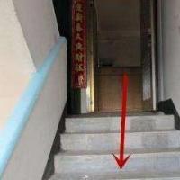 如果是大门对着楼梯的房子,千万不要买,因为靠近楼梯的门非常显眼